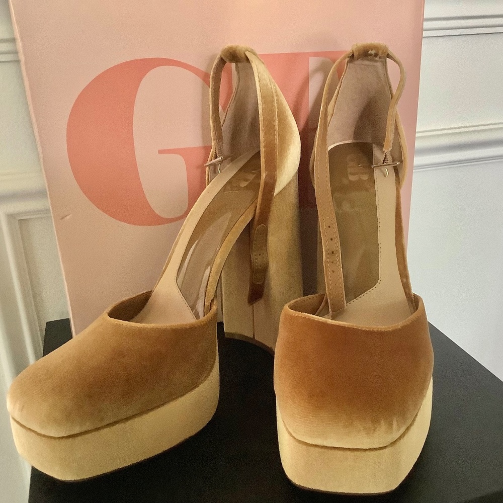 Gianna Bini GB Velvet Mustard/Gold Platform Heel Shoes Size 10